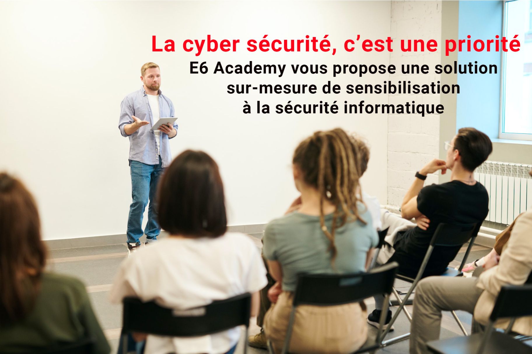 Formation-information-pexels-fauxels-homme-explique-la-formation